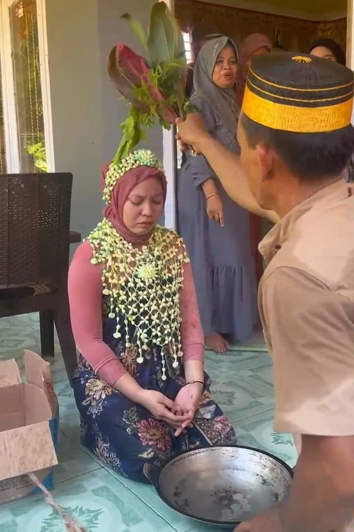 Mempelai wanita sedang menjalani tradisi Cemme Sollu (Bugis) atau Mabbu’bu (Makassar) . Credit: Dokumen Pribadi.
